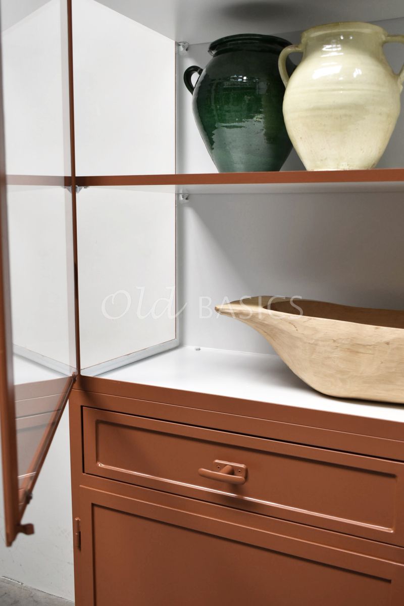Detail van Apothekerskast Ferro, 3 deuren, RAL8004, rood, terra, bruin, oranje, materiaal staal
